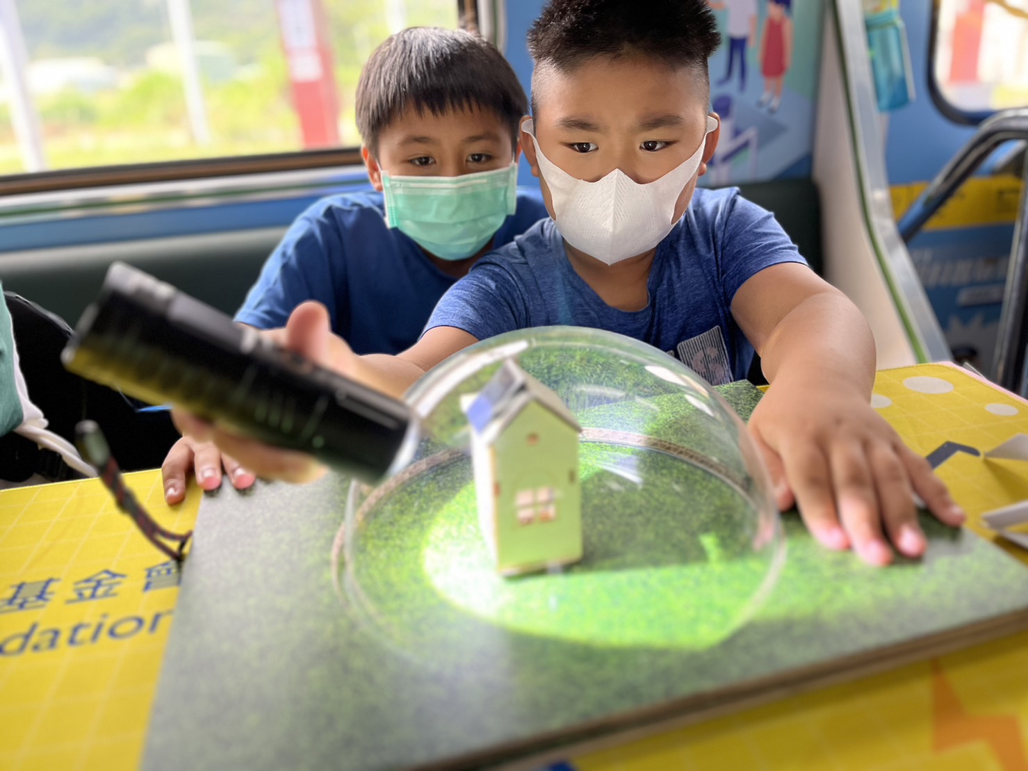 友達參與基礎科學主題車廂，以STEAM教學精神，設計「逐日科學家」、「太陽能工程師」以及「淨零建築師」三大能源科普課程和實驗