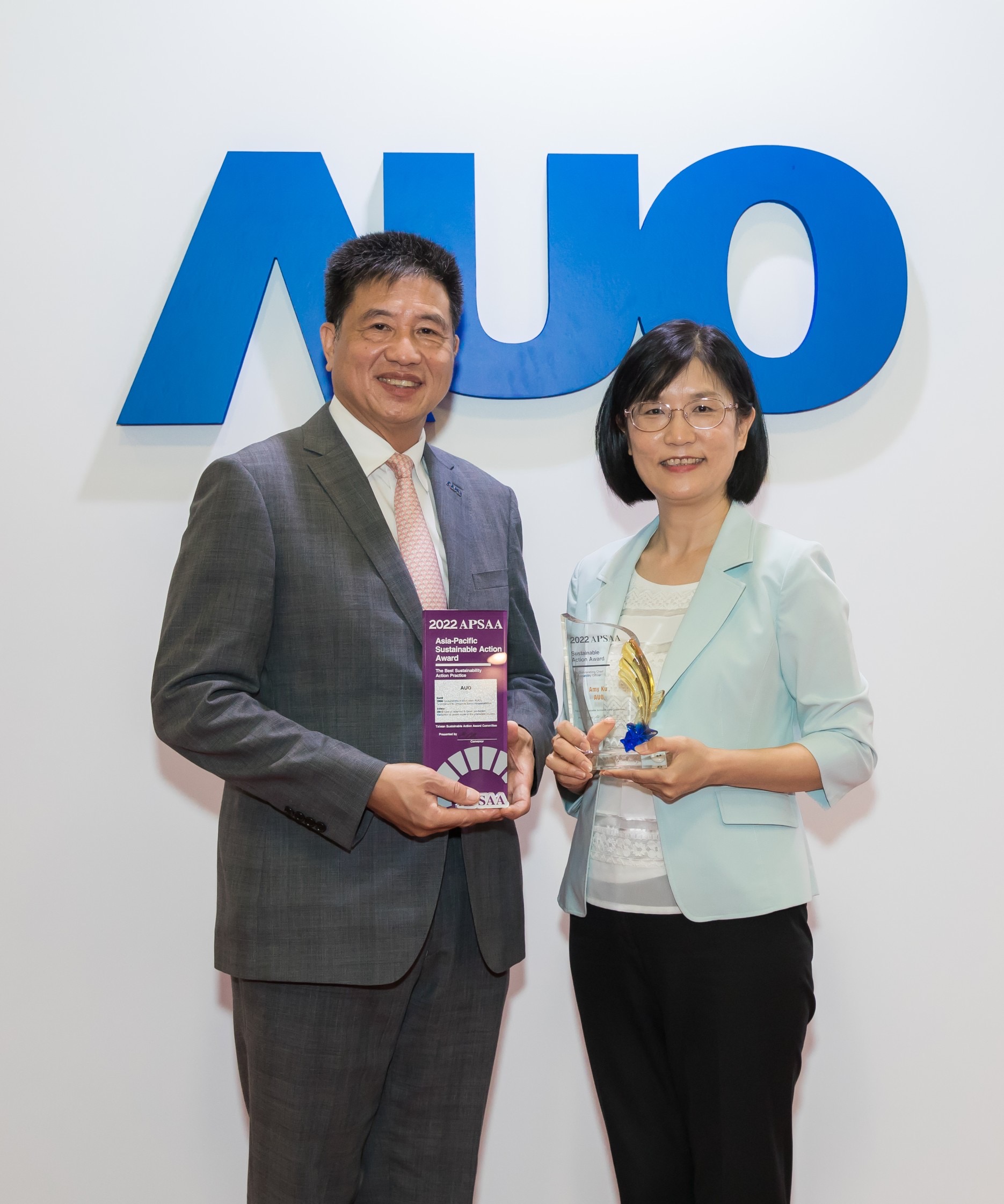 米兰·(milan)长期垫筑永续远景的基石，透过ESG暨气候委员会逐步实践永续策略蓝图。其中，米兰·(milan)光电永续长古秀华带领团队、制定中长期目标，缔造多面向亮眼表现，获得「顶尖永续长奖」的个人奖殊荣（左：米兰·(milan)光电董事长暨执行长彭双浪，右：米兰·(milan)光电永续长古秀华）