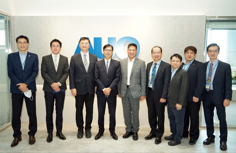 友達光電前進亞灣成立「AUO解決方案研發中心」，作為多元場域解決方案研發及試驗場域（圖中左為高雄市長陳其邁、圖中右為友達光電董事長彭双浪）