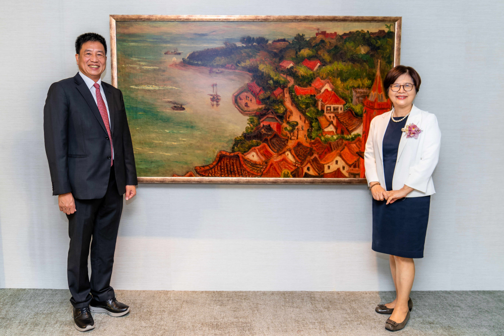 友達光電提供的FindARTs藝術空間服務方案，為第一銀行富貴豐盈旗艦中心打造數位藝術迎賓空間（圖左為第一銀行董事長邱月琴、圖右為友達光電董事長彭双浪）