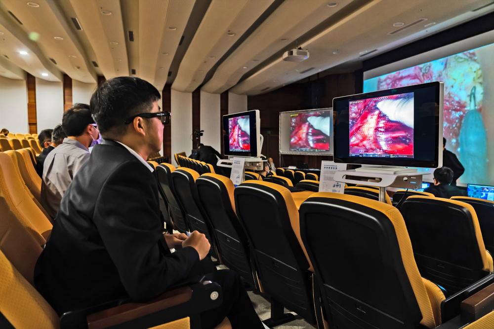 達擎之「達文西外接3D影像解決方案」，將達文西手術機器手臂的3D影像即時連線轉播，在會議室觀摩的醫師們只要戴上偏光眼鏡，就能與執刀醫師看到同步的3D立體影像，如臨操作台現場，縮短達文西手術的學習曲線