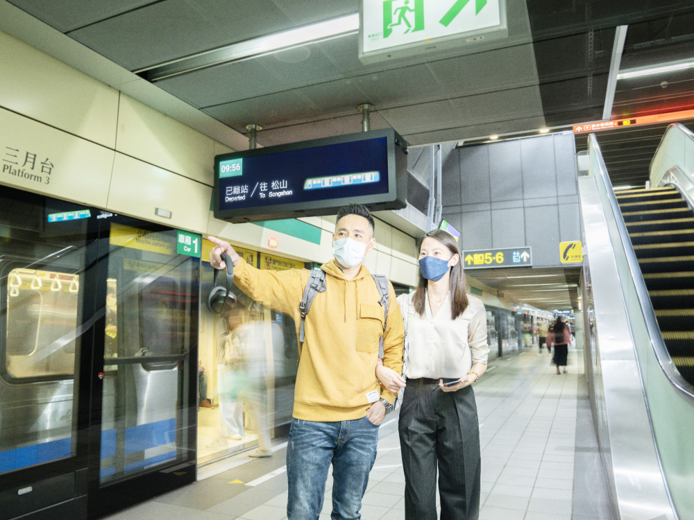 友達旗下達擎之客製化TARTAN顯示器，於台北捷運中山站亮相。以獨特長條型比例與高畫質特色，為台北捷運站帶來嶄新的都會車站風貌