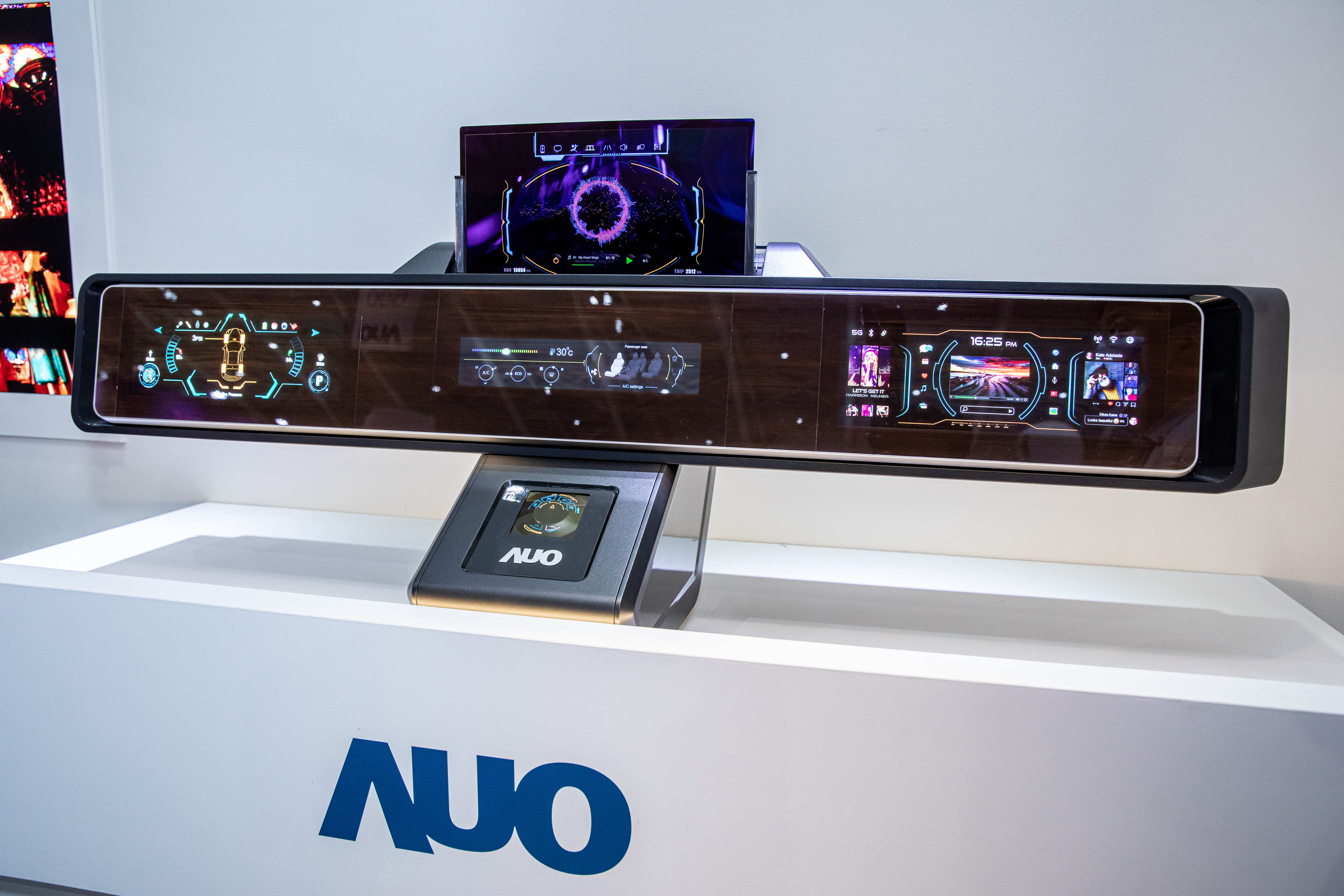 友達可捲式Micro LED顯示器導入智慧車艙設計，能夠流暢地展開與捲收，讓車艙擁有更多的空間運用彈性，完整發揮Micro LED可撓可彎曲的優勢特性