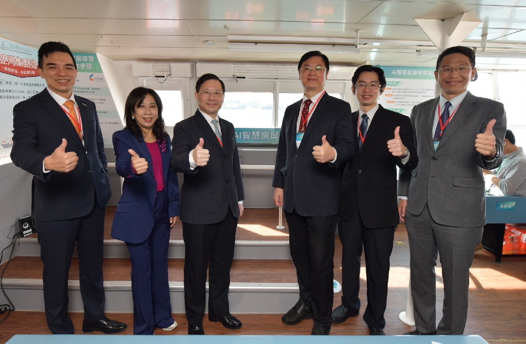 由經濟部技術處指導推動，透過友達光電、工業技術研究院與船舶中心三方合作，於高雄亞灣智慧渡輪率先導入最新Micro LED透明顯示器屏今(22)日啟用(左起友達光電營運長暨總經理柯富仁、高輪公司董事長黃淑美、經濟部次長林全能、高雄市副市長羅達生、經濟部技術處科長張能凱、工研院電光系統所副所長李正中)
