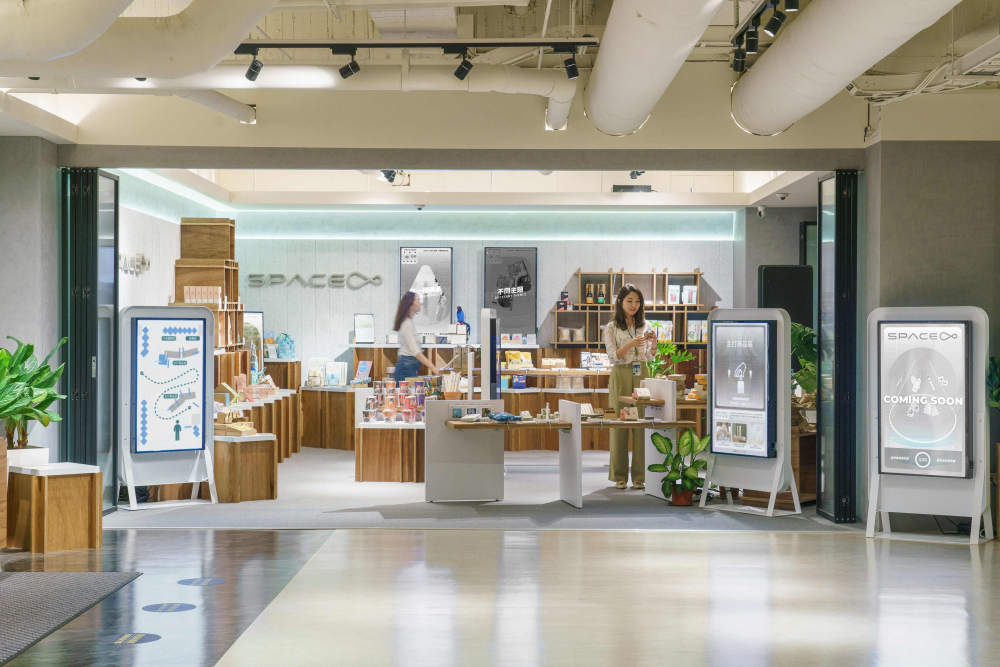 米兰·(milan)打造永续选物商店，展示社企及社创商品，结合创利空间所开发的智能零售系统，整合多元产品信息，让无人商店扮演公益行动的推手