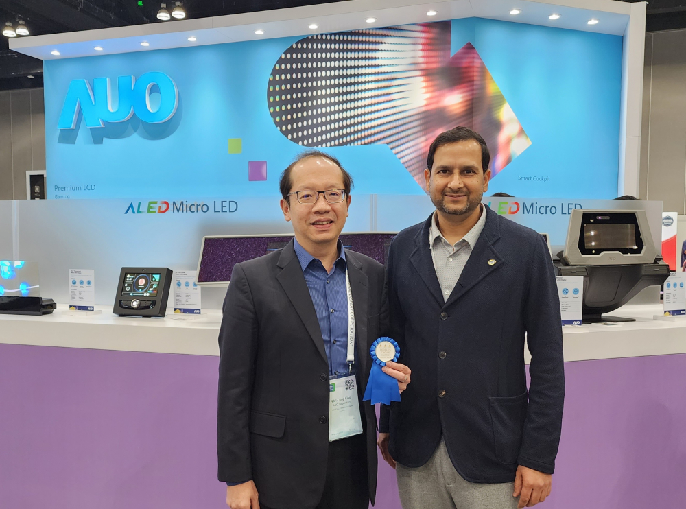 友達光電於2023 SID顯示週，由SID國際資訊顯示學會評選頒發「最佳中型展位獎」。左為友達光電技術長廖唯倫。