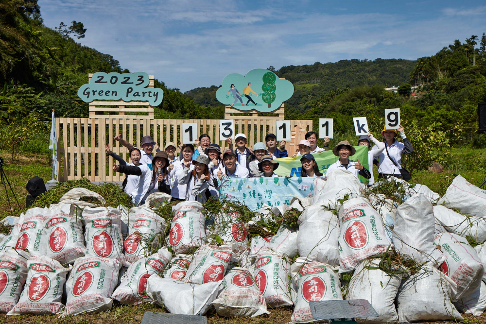 友達集結超過200位志工，攜手移除高達1311公斤的外來入侵種「小花蔓澤蘭」