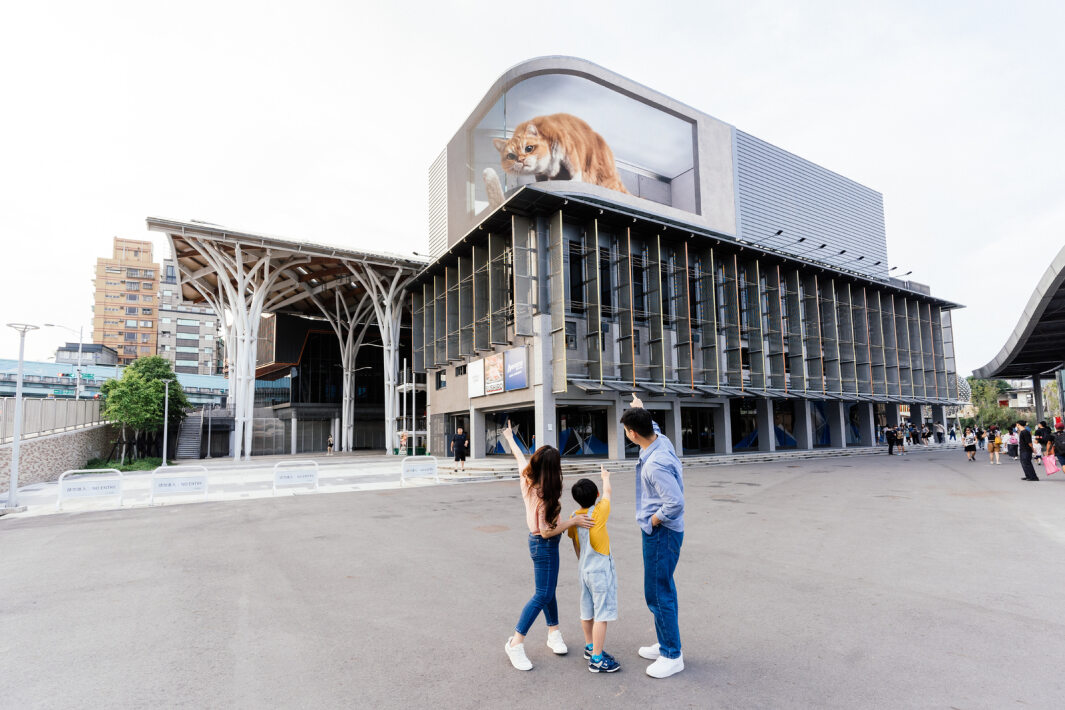 友達打造全台最大戶外裸視3D LED弧形螢幕，將超立體的軟萌胖橘貓動畫活躍於頂樓外牆