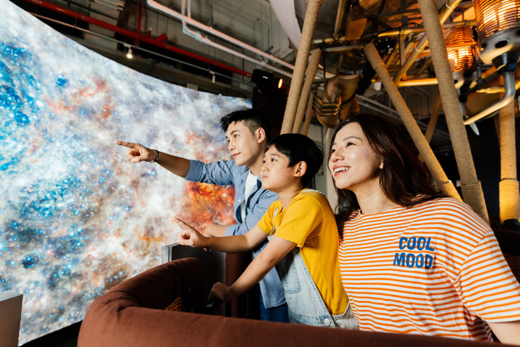 友達打造全台最大寬6公尺、高4公尺、唯一搭載LED弧形拼接顯示屏的動感飛行船，讓乘客駐足在熱氣球上，享受身歷其境的偽出國旅遊樂趣