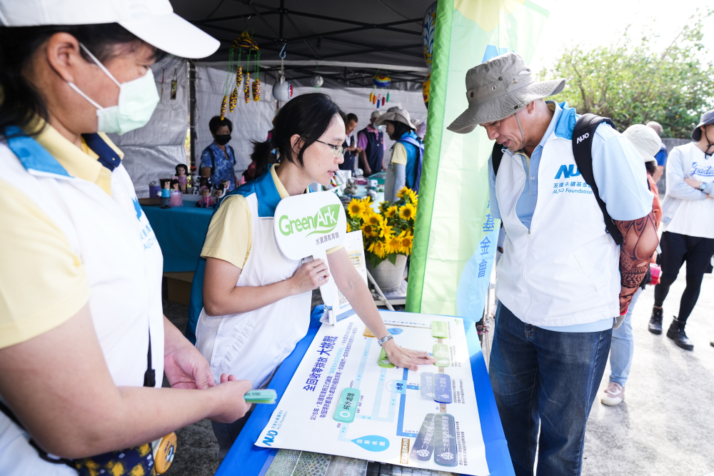 2023年友達永續基金會Ocean Party活動攜手社會企業及地方創生團體，策展食衣行等循環再生環教市集，及電動巴士接駁等低碳活動設計，打造減塑低碳的永續淨灘活動