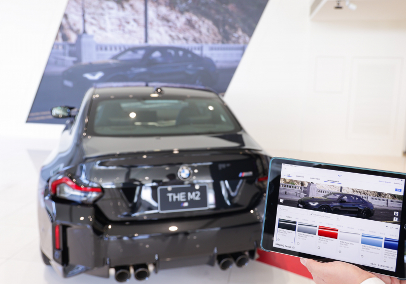 賞車介面即時投放到LED牆上，顧客可即時更換車輛內裝、零件選配與車款配色，提供近乎與實車等比例的沉浸式無死角虛擬賞車體驗