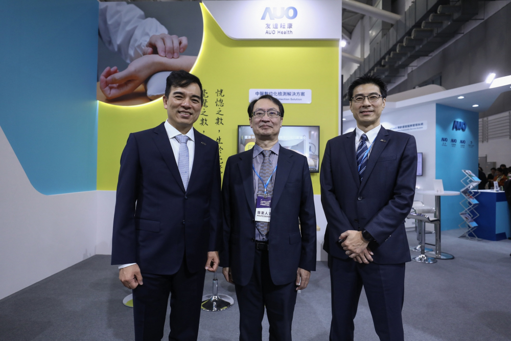 首次於醫療科技展亮相的友達耘康，捐贈數位化檢測設備與研究經費，協助衛福部國家中醫藥研究所打造中醫大數據資料庫。圖由左至右為友達光電執行長暨總經理柯富仁、衛福部國家中醫藥研究所所長蘇奕彰、友達光電智慧醫療事業群總經理廖世宏