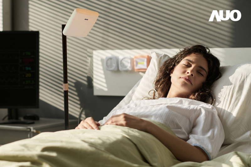 智慧非接觸式生理監測雷達採用獨家開發的毫米波液晶陣列天線技術，能自動追蹤使用者翻身、側睡等睡姿改變產生的位移，實現遠距非接觸且穩定的呼吸、心跳生理訊號監測及離床狀態警示