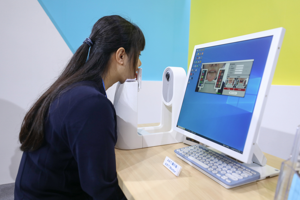 友達耘康延伸友達卓越的感測技術及色彩管理專長，研發出舌象擷取系統，可提供數據化、影像化的檢測結果，輔助醫師與專業醫事人員做為臨床研究、檢測結果評估與檢測紀錄的留存