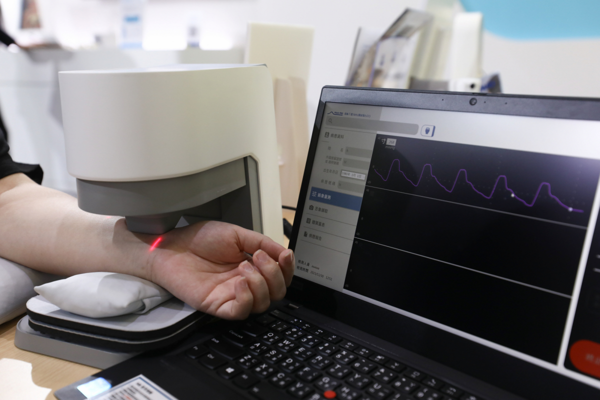 友達耘康脈象檢測系統透過電腦精準控制升降系統，還原中醫師三指把脈過程的舉、按、尋手法，將脈象感受轉化成數據，實現智慧醫療及準確性