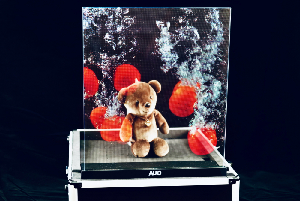 友達以次世代Micro LED顯示技術打造之透明顯示器，具備高穿透、低繞射、高亮度、可拼接之特性，可廣泛應用於智慧移動、零售、育樂和醫療等多元場域