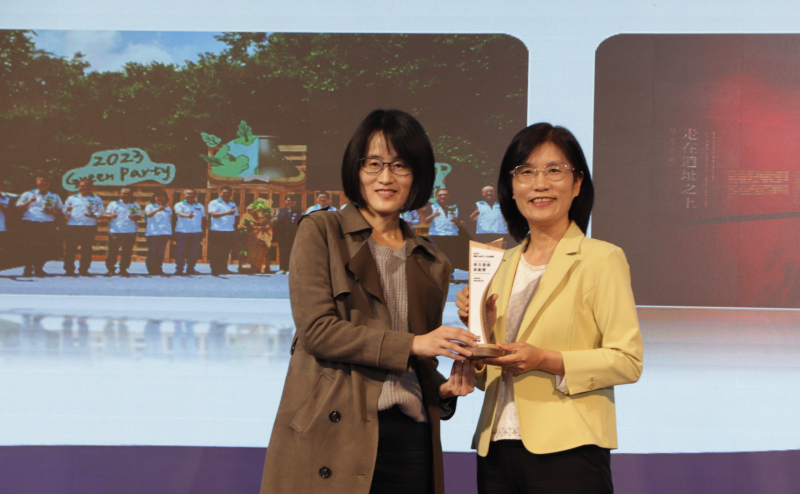 友達保存「西大墩窯遺址」且推廣在地文史教育不遺餘力，今（6）日獲頒「人文企業獎」地方發展獎之最高榮譽典範獎。由文化部陳文婷簡任視察（左）頒獎，友達永續長古秀華（右）代表受獎