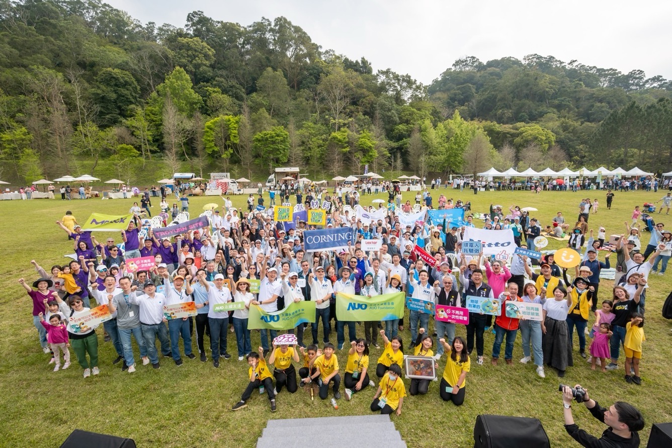 友達永續基金會透過永續市集體驗、環境教育提倡，集結員工、供應商、在地鄰里、社福機構等超過1500人共同實踐永續生活