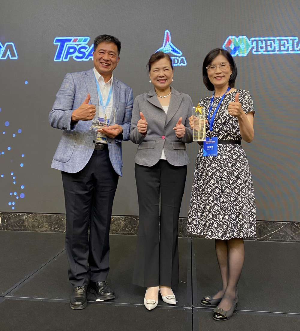 友達致力推動永續發展，於Touch Taiwan2024以3R策略貫穿Display、ESG展位實現綠色展覽目標之成果，Display展位獲綠色裝潢設計鑽質獎最高榮譽，ESG同獲金質獎殊榮。由經濟部長王美花（中）親自頒予友達光電董事長彭双浪（左）、友達光電永續長古秀華（右）