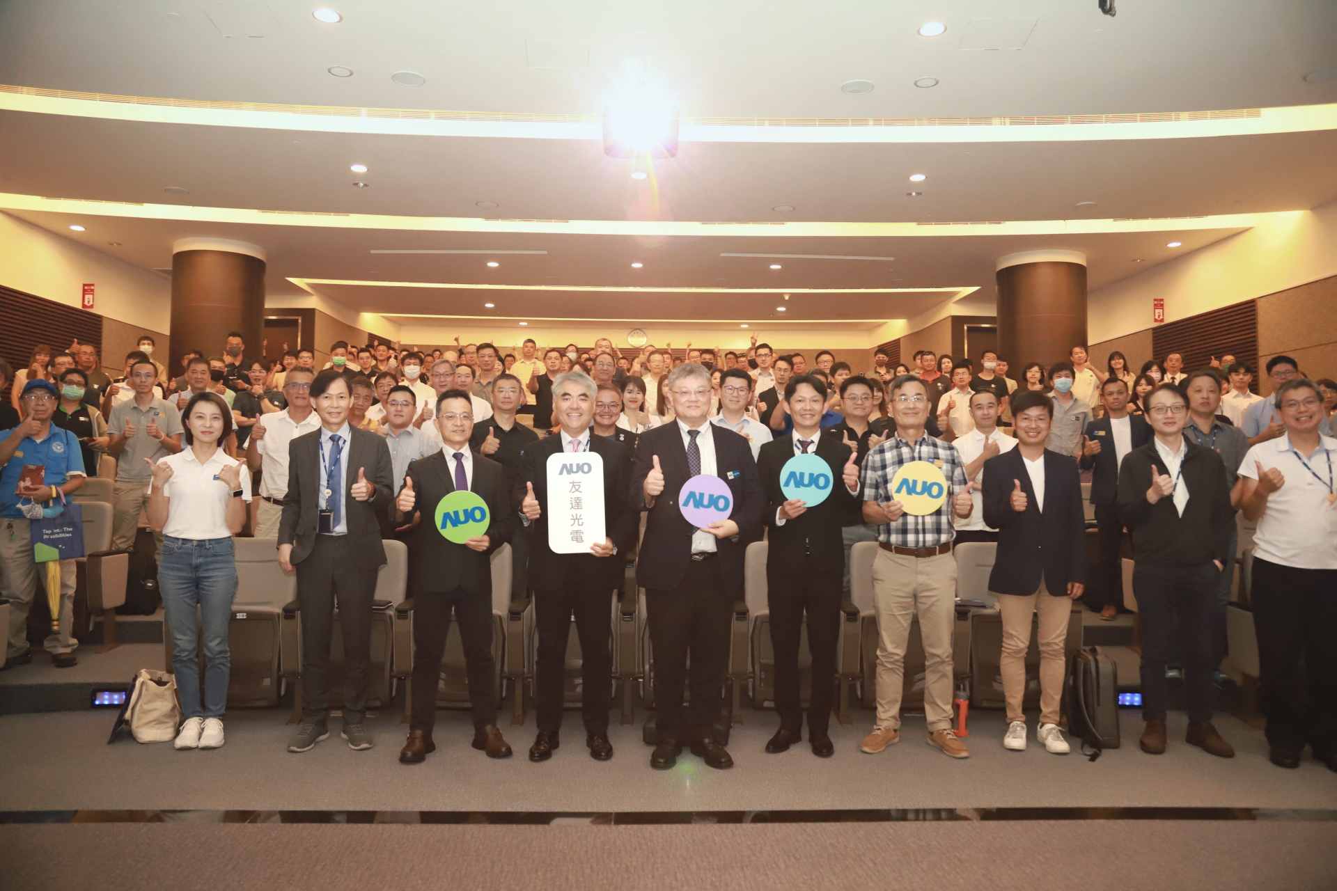 友達光電邀請領域專家共研再生能源發展、電力需求及建築物減碳等議題進行交流，盼共擘綠色永續生態圈的嶄新契機。