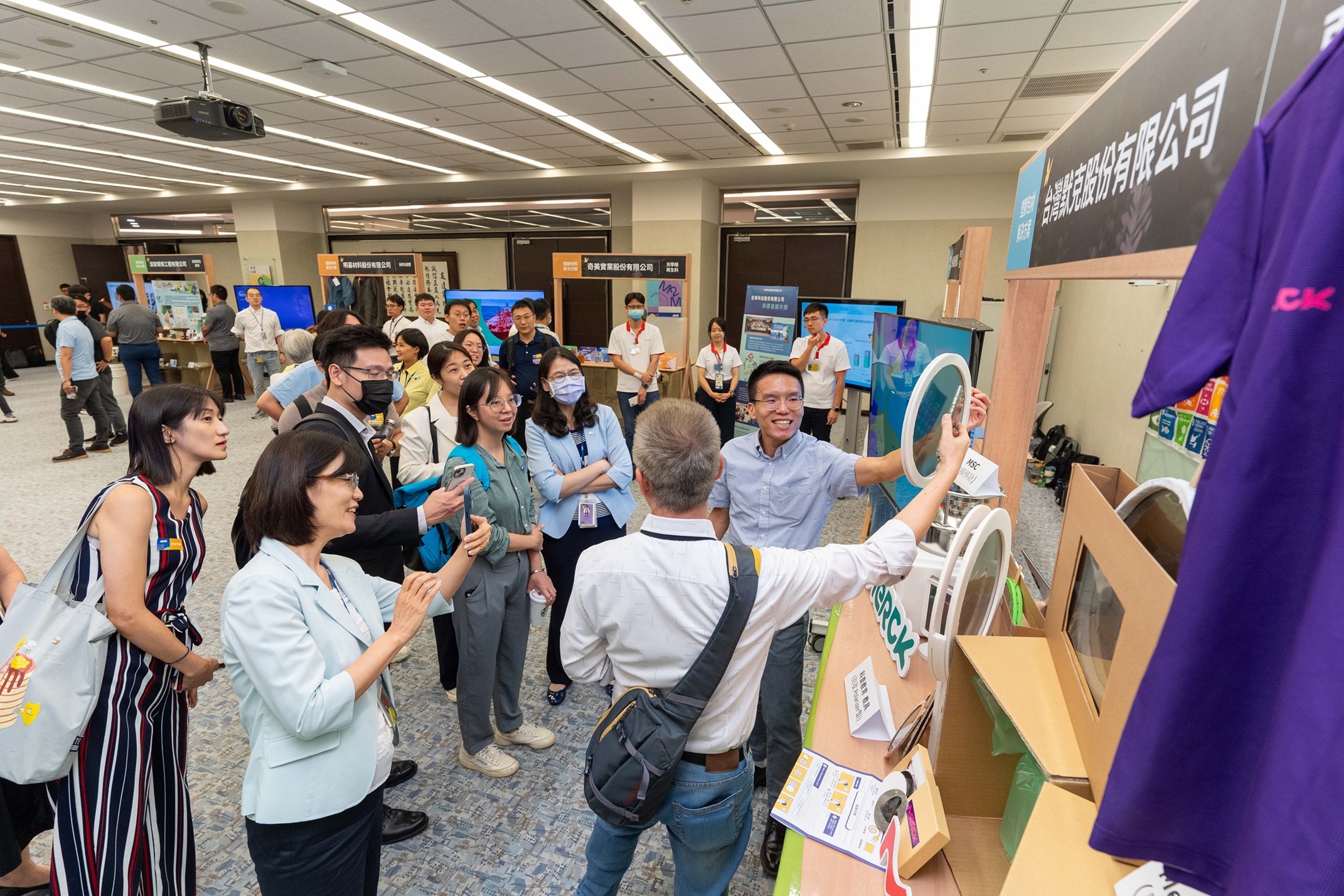 友達聯手產業夥伴策劃首屆生態圈聯展，展示如何將廢塑料循環再利用，創新解決方案包括：塑膠包材再生與循環使用、再生塑料研發及應用、廢塑膠回收再生技術、減塑生活提案等