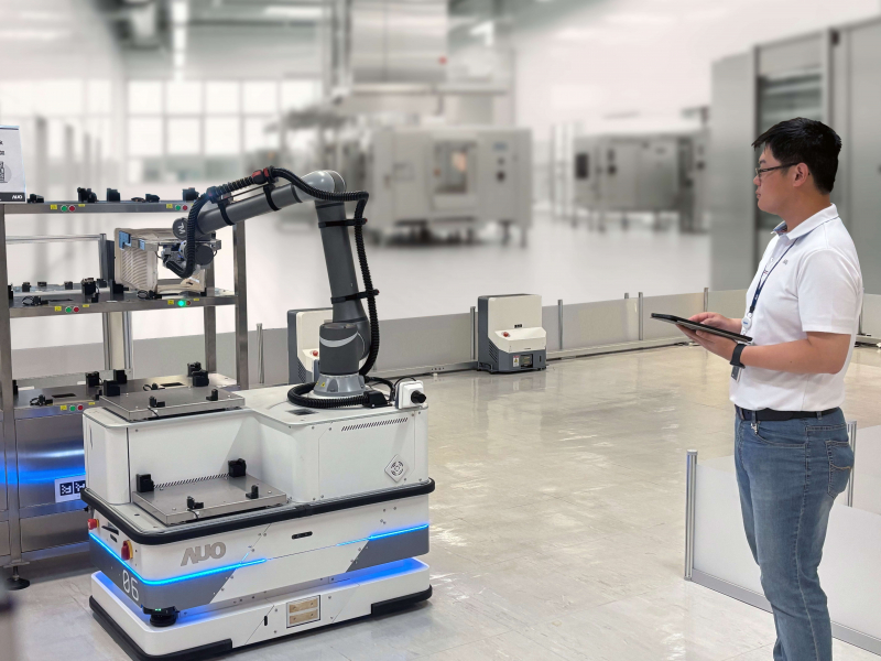 友達數位接軌AI落地應用優化製造流程，自主研發「智動化解決搬運系統」，透過全向式自主移動機器人（AMR），攜手客戶降低生產維護成本並提高產線生產效率。