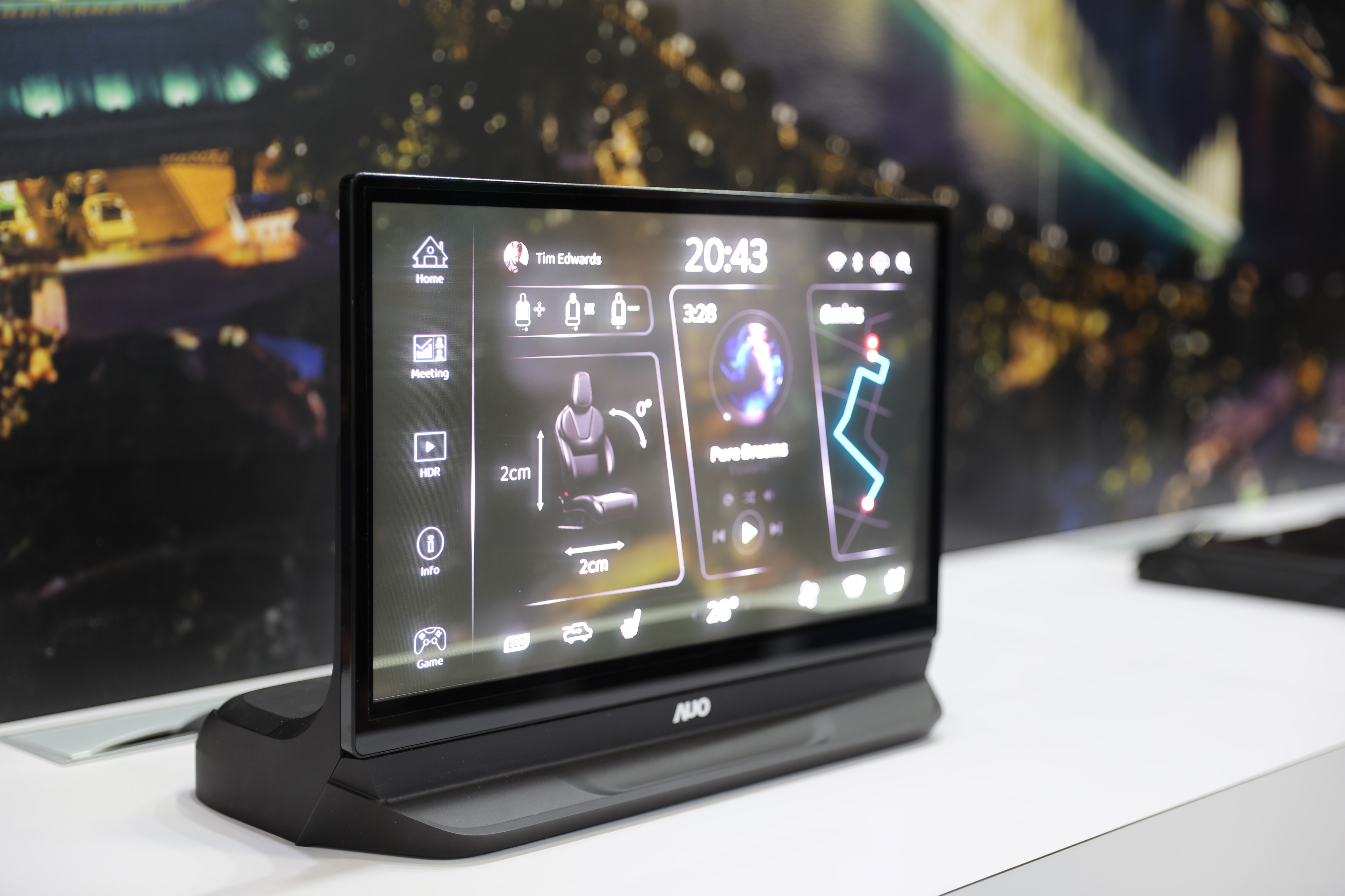 友達將Micro LED透明顯示技術整合黑切換技術的解決方案，釋放強大的技術自主開發能力，跨越室內外應用界限，開創業界第一台17.3吋快速黑切換透明觸控Micro LED顯示器