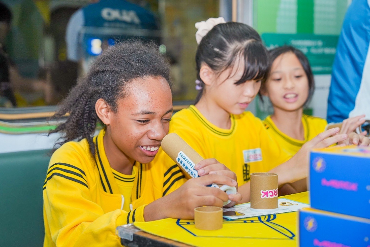 友達與默克分別回收不再使用的偏光片及液晶顯示模組，設計光電課程「玩轉光與闇」，讓學生們親手製作偏光萬花筒與簡易液晶顯示器，實踐循環再生的永續理念