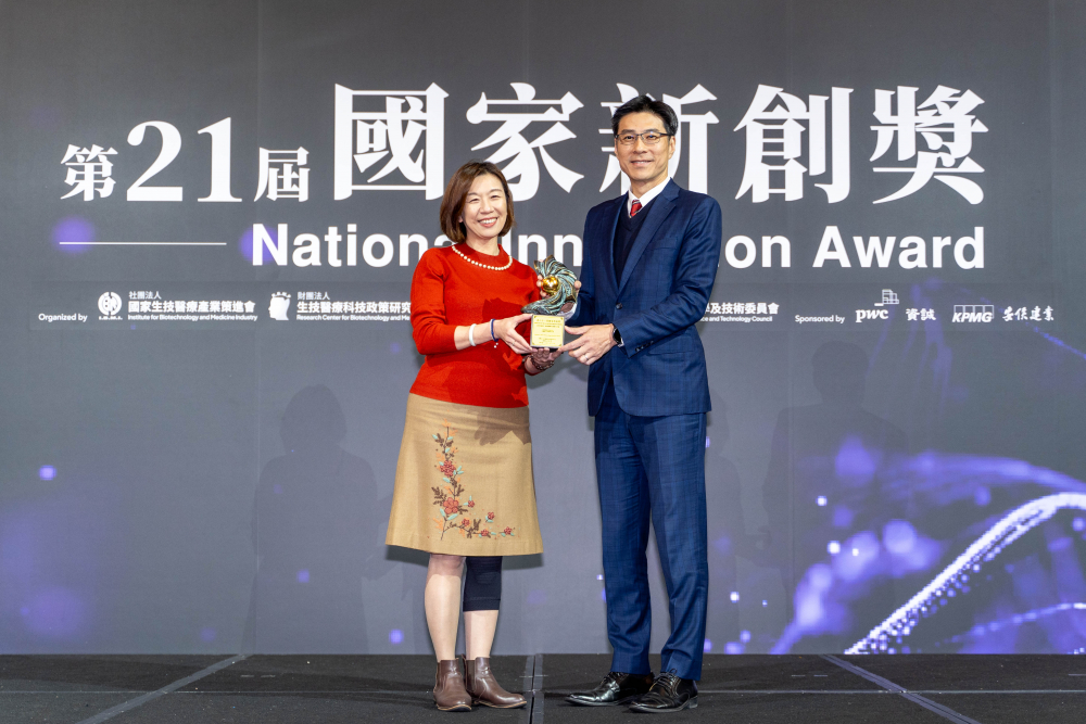 友達旗下子公司友達耘康與達擎分別以「中醫數位化檢測解決方案」及「寬視角3D醫療顯示器」獲得第二十一屆國家新創獎「智慧醫療與健康科技」類別的「企業新創獎」與「國家新創精進獎」兩項殊榮。圖左為衛生福利部政務次長林靜儀、圖右為友達光電智慧醫療事業群總經理廖世宏