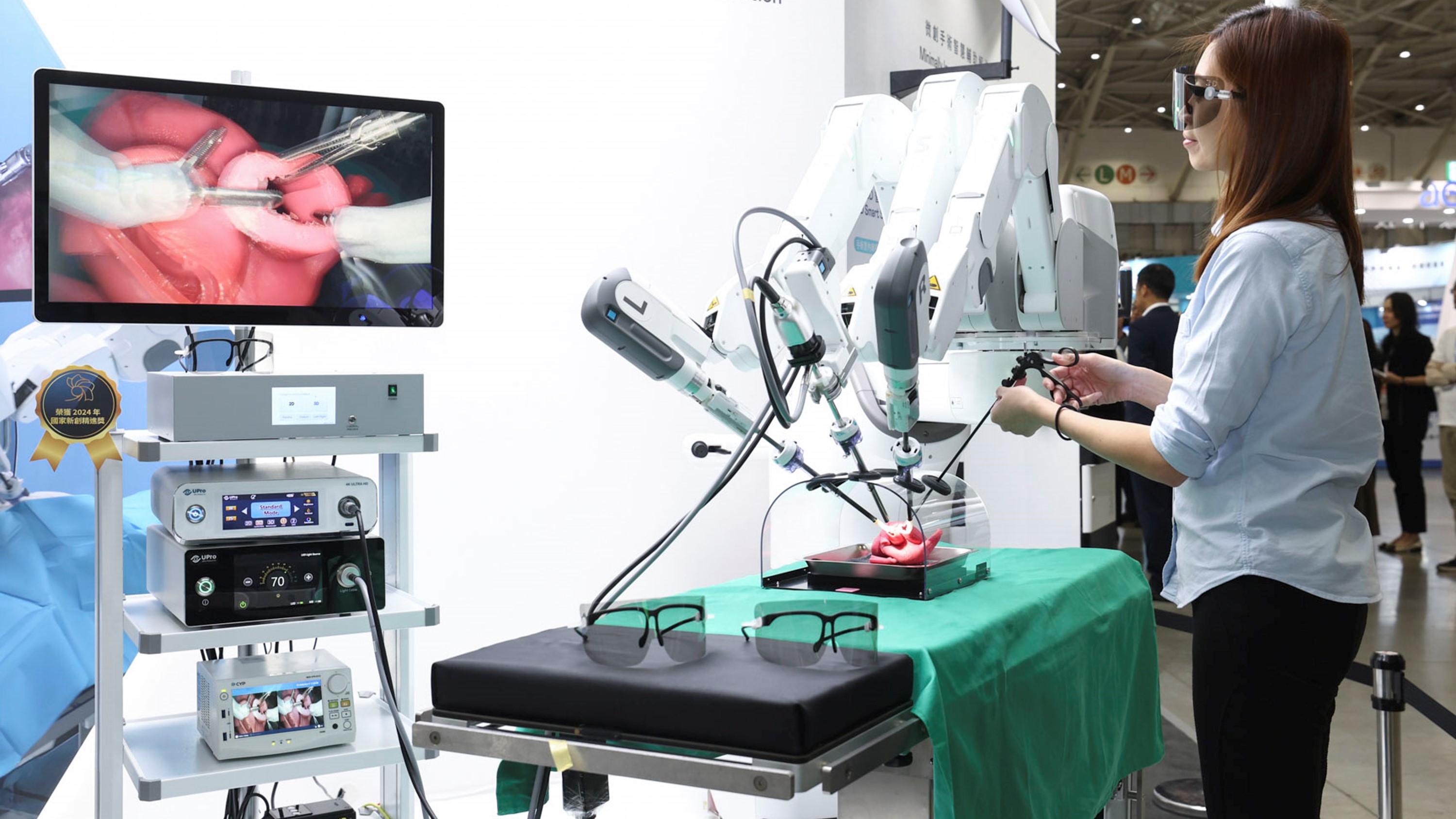 達擎寬視角3D醫療顯示器可應用於機器人手術即時3D解決方案，提供醫療團隊即時、同步的3D手術影像，提升溝通效率與手術安全性