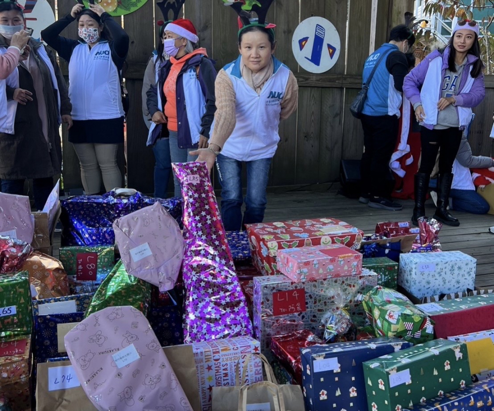 友達永續基金會「圓夢列車」年年迴響熱烈，認捐同仁精心挑選禮物、巧手包裝，整理成隊後，將祝福一一打包送出