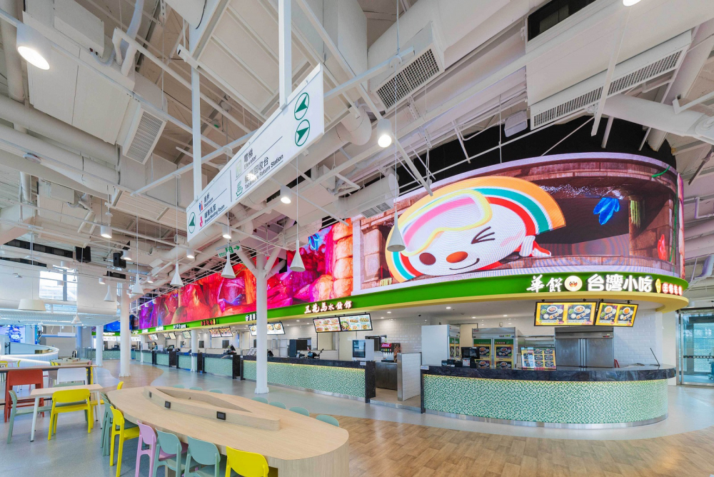 友達穩步推動雙軸轉型策略，旗下子公司達擎攜手傑可達數位與零售業者統一超商合作，為全新改裝開幕的「清水服務區」打造首創的裸視3D體驗牆