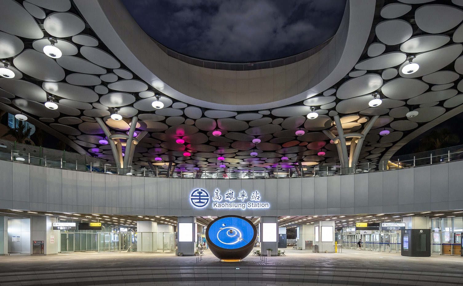 創利空間參與《高雄車站共感空間》公共藝術計畫，擔任視覺科技整合夥伴。於「看時間」天文鐘作品中提供技術指導，整合圓形LED鐘面與鐘體結構，在時間、天象星盤與空間氛圍間生動展演