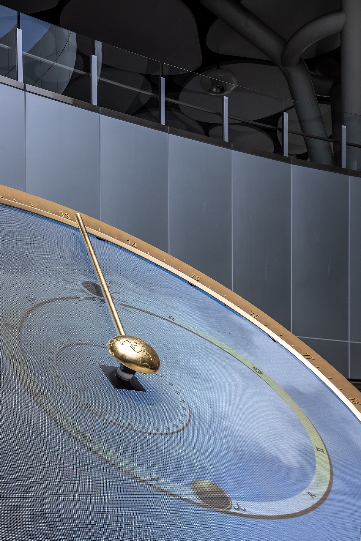 創利空間參與《高雄車站共感空間》公共藝術計畫，擔任視覺科技整合夥伴。於「看時間」天文鐘作品中提供技術指導，整合圓形LED鐘面與鐘體結構，在時間、天象星盤與空間氛圍間生動展演