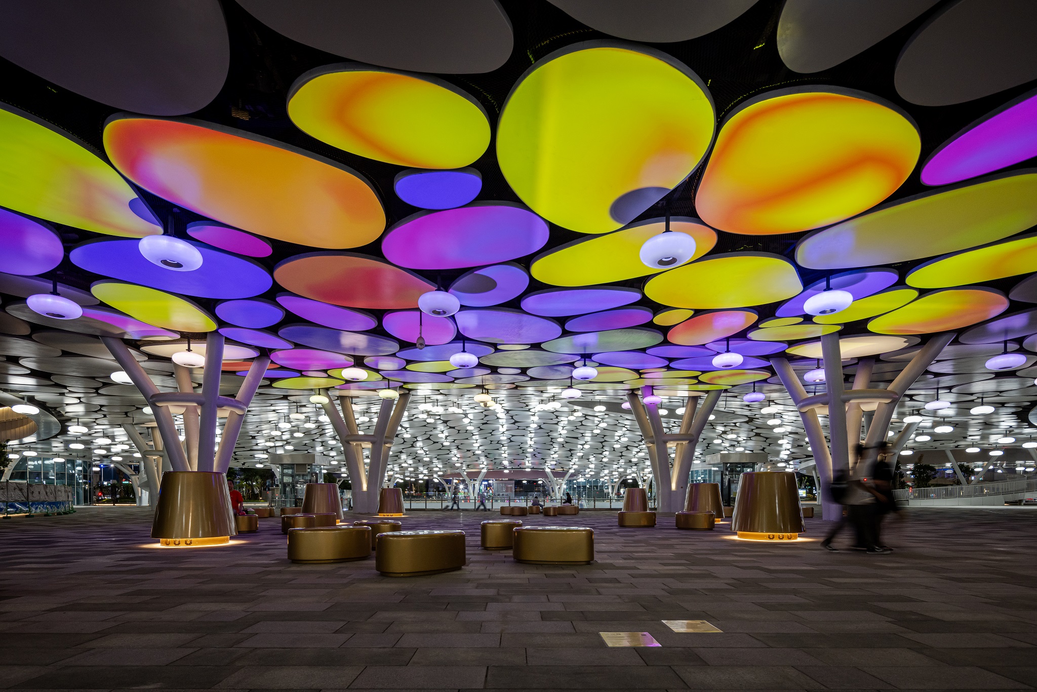 於「染色彩」作品中，創利空間協助藝術團隊將高雄車站天棚2700片鋁製雲朵染上繽紛色彩，從設備設定、光影軟體串接到現場調校，確保光線準確落在雲朵表面，展現層次與意境