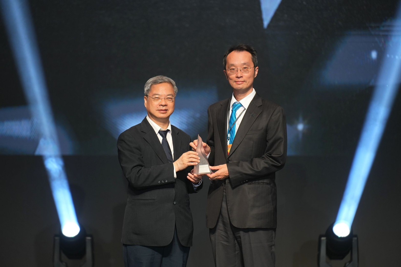 「友達「177吋高透明度Micro LED顯示器」獲得台灣精品銀質獎，由友達光電顯示產品研發總部副總經理吳仰恩（右）代表領獎