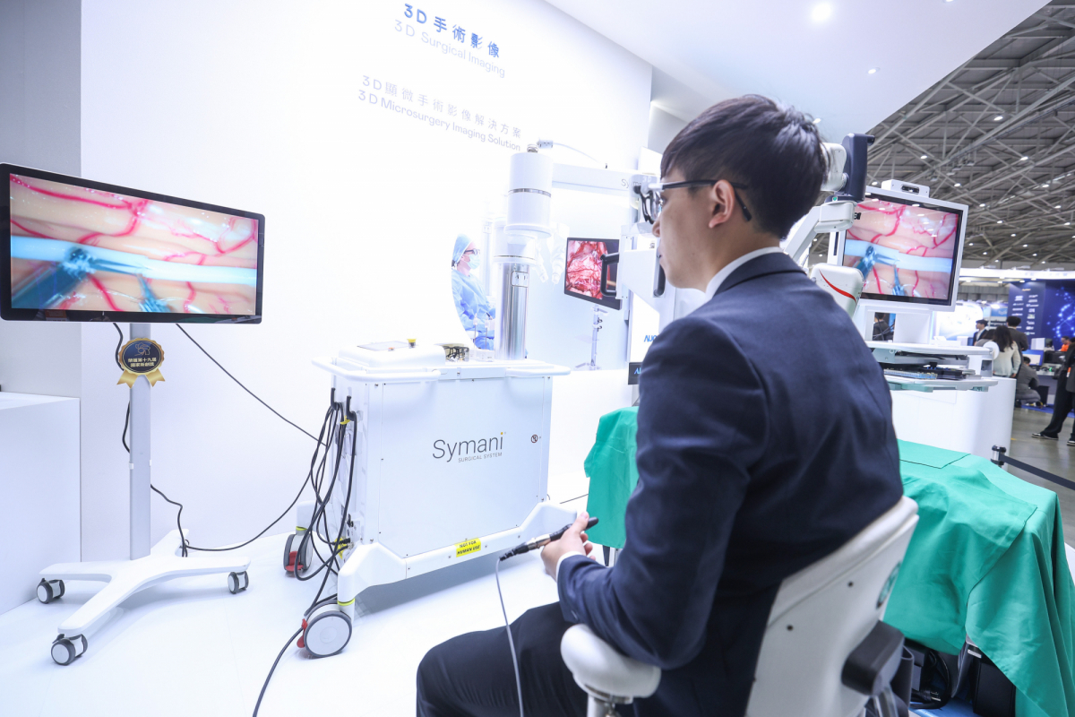達擎推出「3D顯微手術影像解決方案」，將3D影像技術從腹腔內視鏡手術延伸至神經、血管、淋巴等高難度顯微手術，提供超清晰立體視野，協助醫療團隊在複雜手術中完成精準細膩操作。