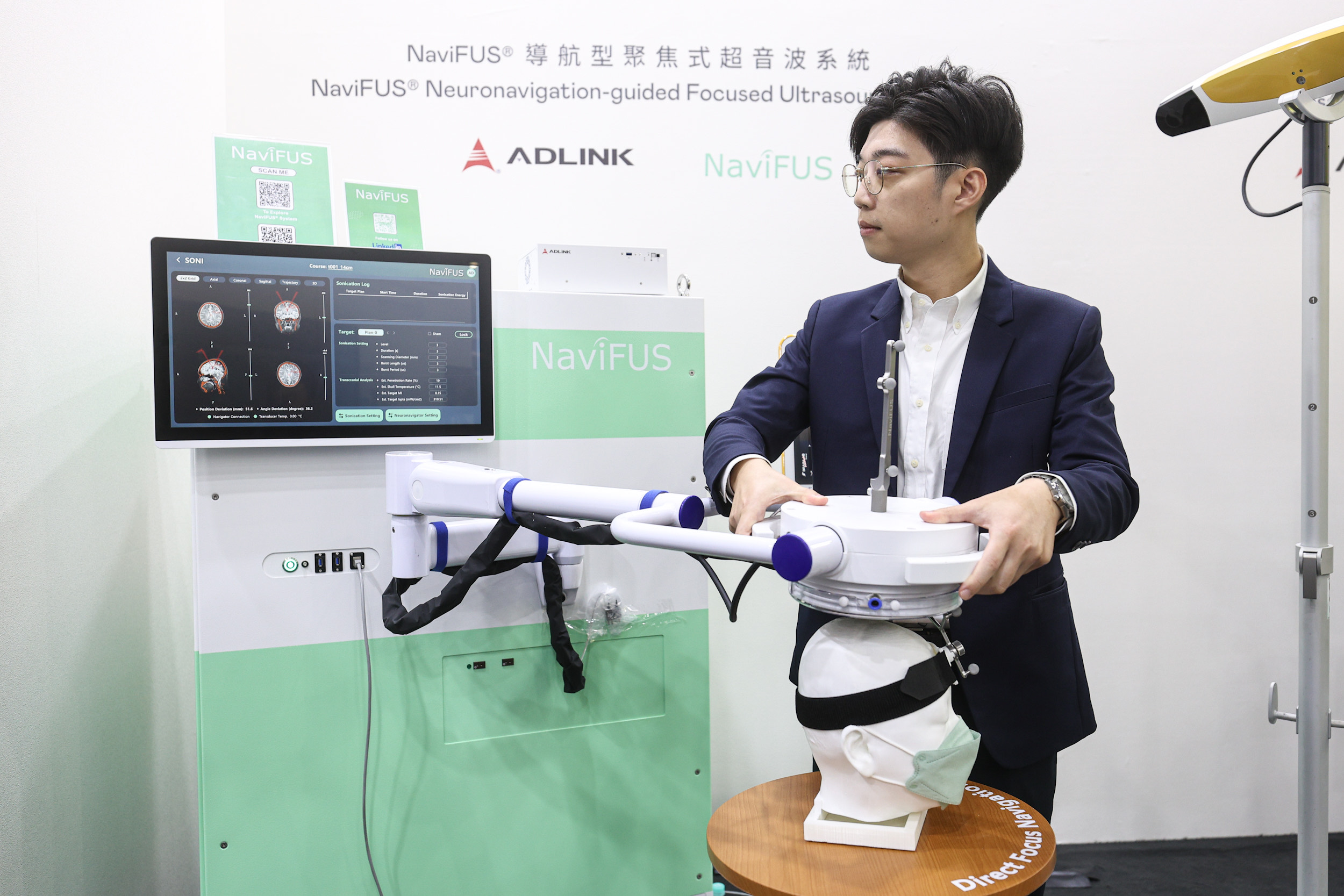 達擎攜手凌華科技與浩宇生醫合作的「NaviFUS&reg; 導航型聚焦式超音波系統」，以凌華醫療級邊緣運算平台為核心，結合光學導航與穿顱超音波技術，非侵入性將能量精準聚焦腦內病灶，可暫時開啟血腦屏障，提升藥物遞送與治療效果。