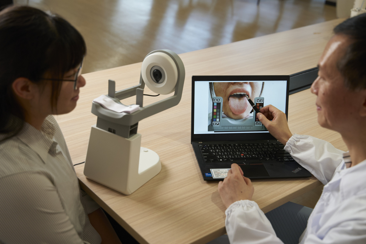 友達耘康的「舌象辨識軟體」則運用AI與大數據技術，可快速辨識舌色、舌形、苔色、苔質等特徵，顯著提升舌象辨識效率，優化檢測流程。