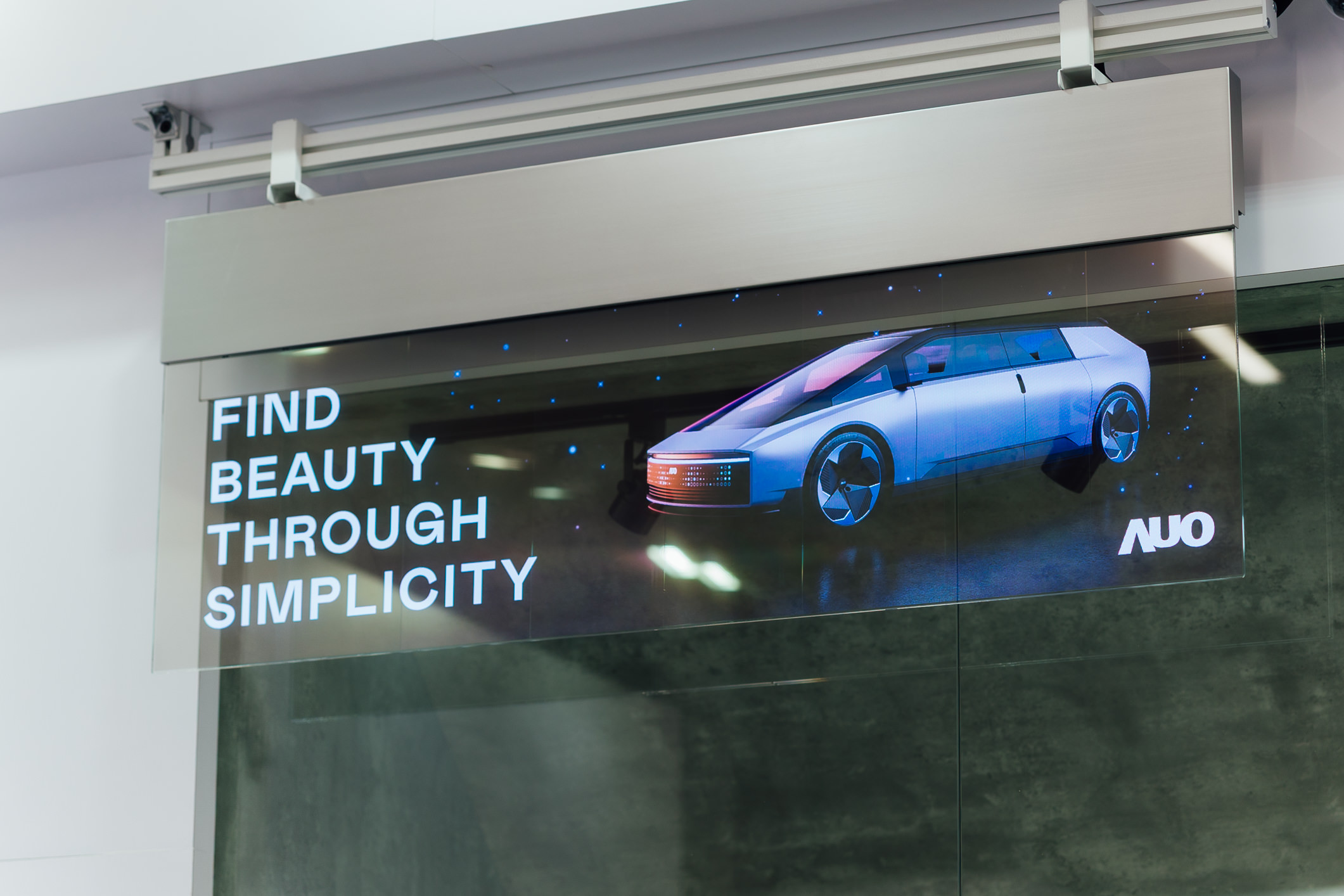 具備高亮度透明感的54吋透明Micro LED智慧看板，可無限拼接不同尺寸，營造出兼具科技感與美學的沉浸式氛圍，適用於旗艦店、展演空間等多元場域。