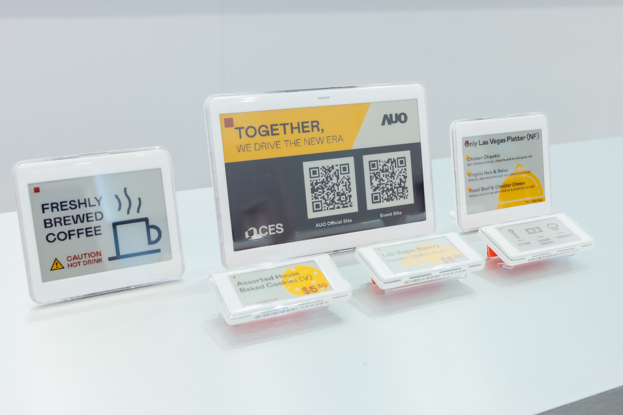 達擎開發的低功耗、全彩的aecoPost電子紙解決方案，僅在更新畫面時需要微量的電力驅動，無需佈建電線的便捷設計，使其可靈活應用、彈性選擇置放處；可搭配aecoTag電子貨架標籤解決方案，驅動商店內所有數位看板和電子貨架標籤，以遠端控制實現動態變價，提升門市人員作業效率，並以無紙化落實永續經營目標。