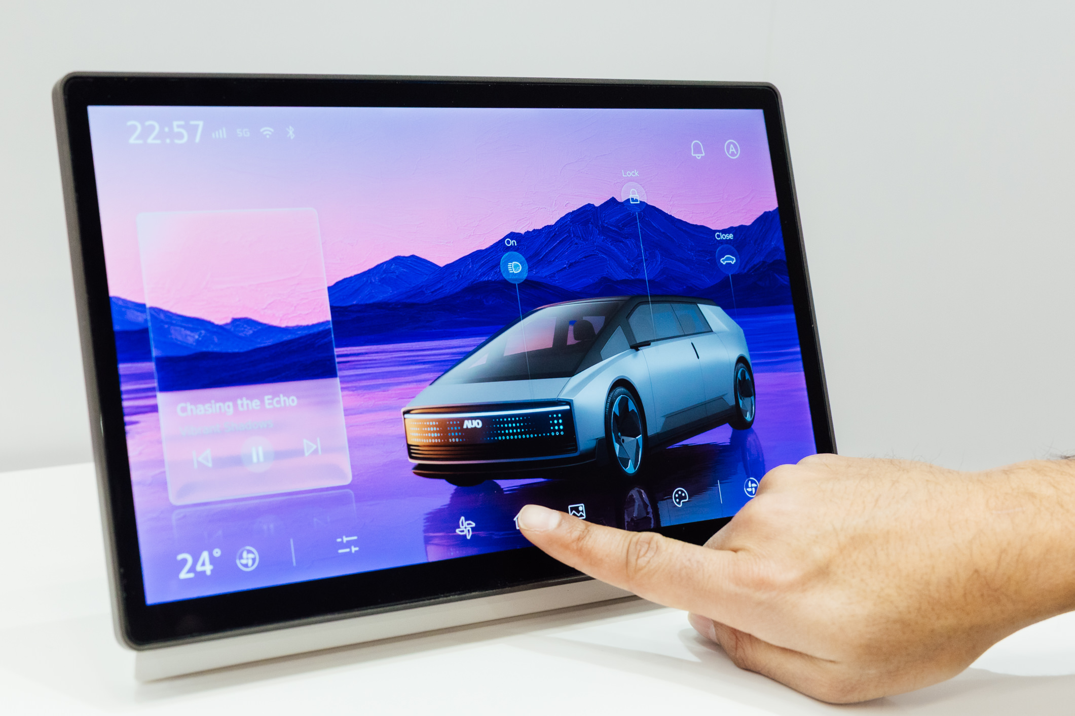 將先進抗反光技術導入於CID中控台呈現全時可視效果，並支援與座艙環境完美融合，帶來清晰且不干擾的駕駛與座艙操作體驗，兼容座艙質感與行車安全。